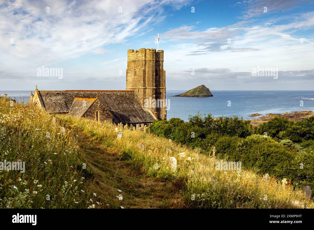 Saint Werburgh's Church mit der Great Mewstone Island dahinter in Wembury in Devon. Stockfoto