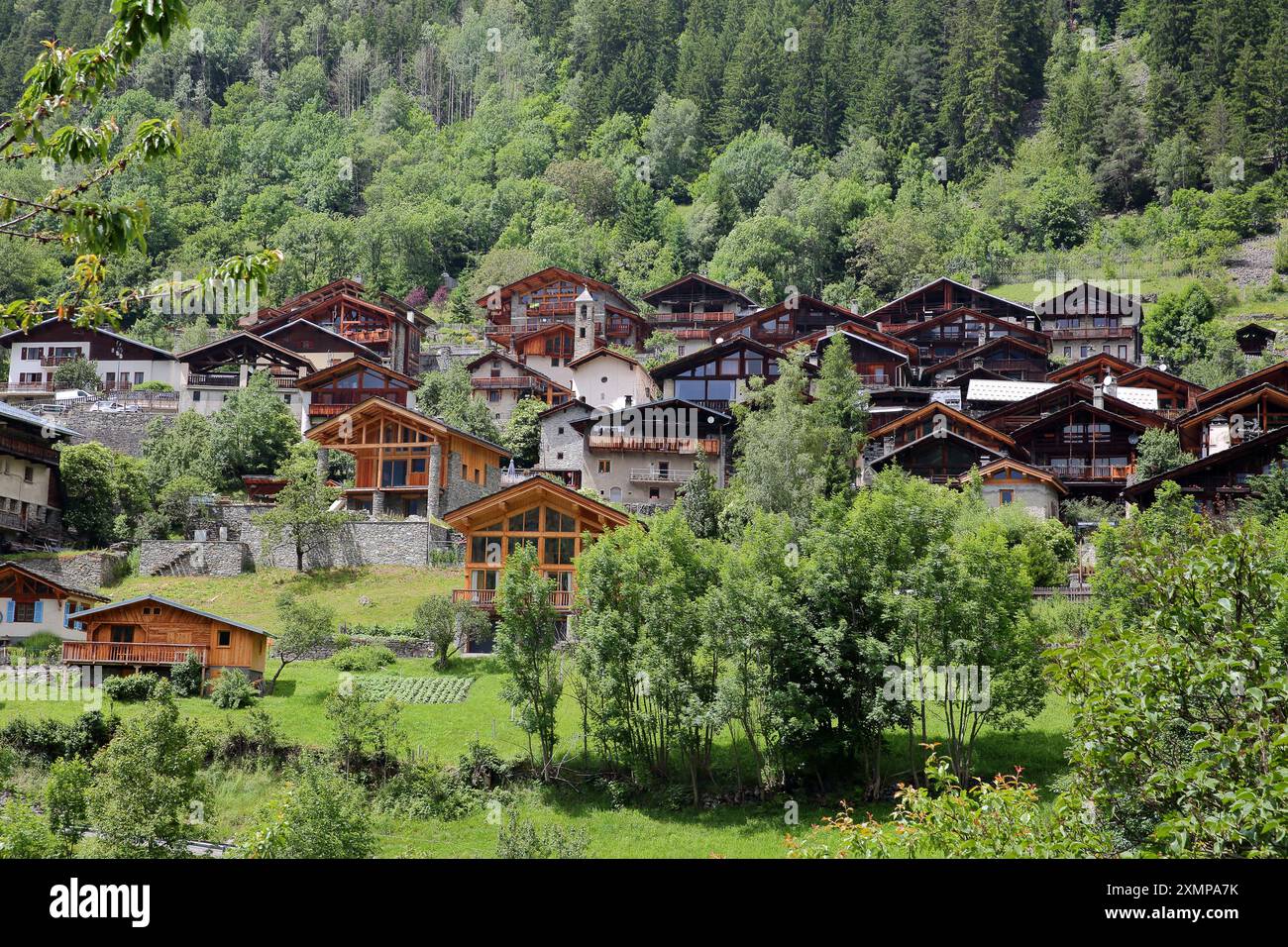 Allgemeiner Blick auf das gut erhaltene Dorf Le Miroir und seine traditionellen Häuser und Kapelle, Sainte Foy Tarentaise, Nordfranzösische Alpen, Savoie, Frankreich Stockfoto