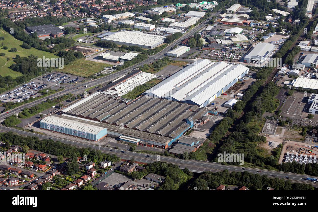 Luftaufnahme eines großen Lagerhauses mit vielen kleinen Unternehmen in Middleton, Greater Manchester Stockfoto