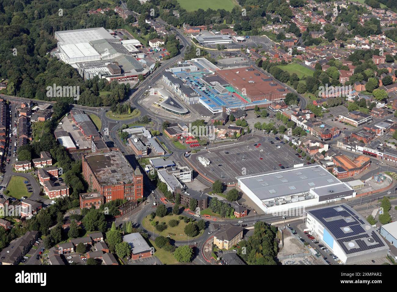 Aus der Vogelperspektive auf das Stadtzentrum von Middleton, Manchester. Diese Ansicht sieht aus wie W mit Tesco Supermarkt im Vordergrund und dann Middleton Shopping Centre Stockfoto