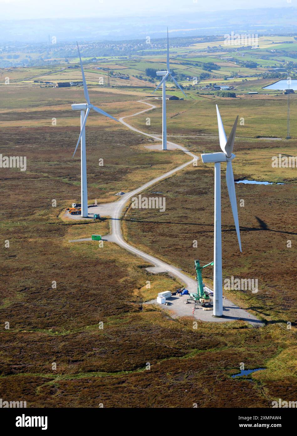 Luftaufnahme der Wartungsarbeiten an einer Windkraftanlage im Ovenden Moor bei Halifax, auf den Pennines in West Yorkshire Stockfoto