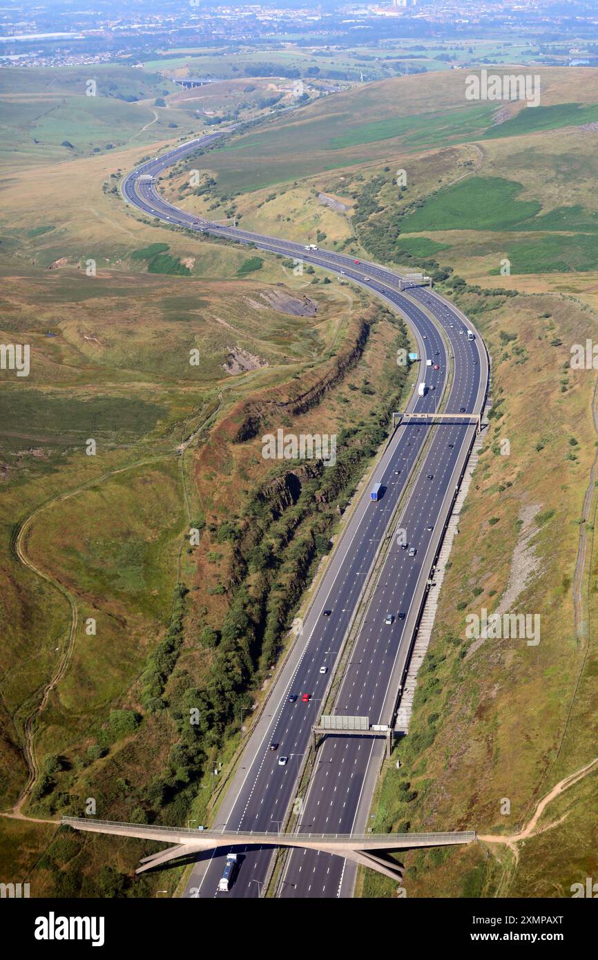 Aus der Vogelperspektive auf die Autobahn M62 mit Blick nach Westen von der Scammonden Bridge in Richtung Rochdale Stockfoto
