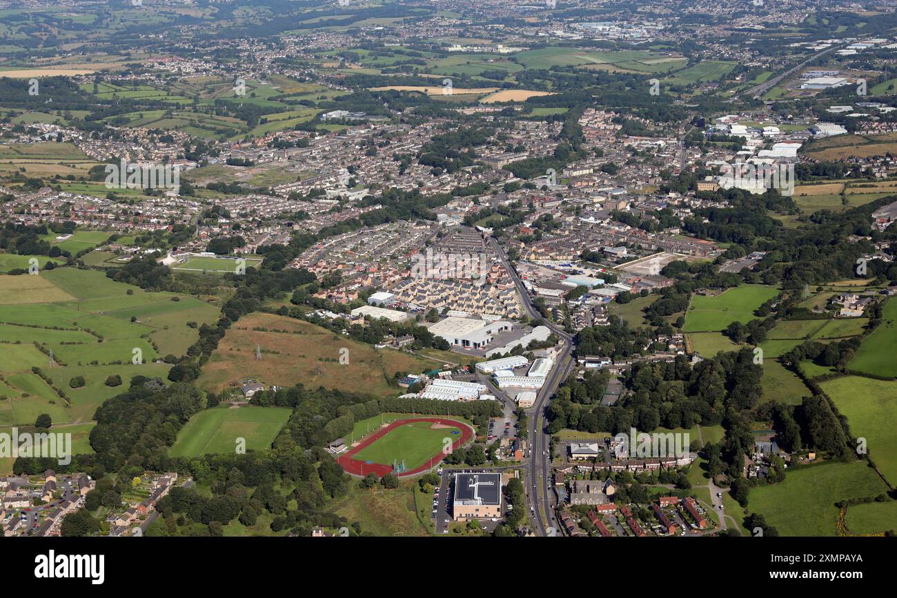 Luftaufnahme von Cleckheaton, Blick auf die Bradford Rd mit Spen Valley Leisure Centre & Princess Mary Stadium & Middleton Business Park im Vordergrund Stockfoto