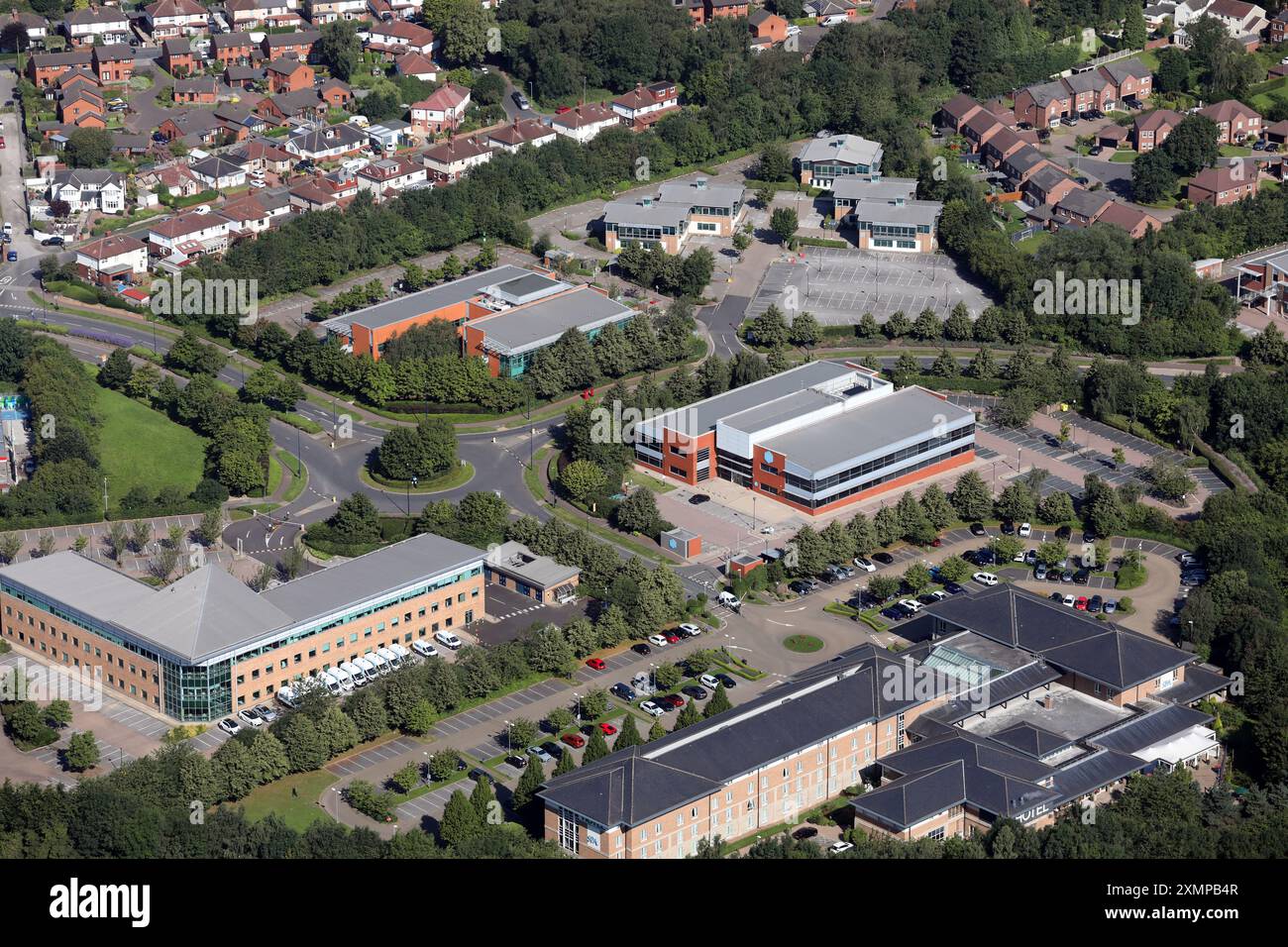 Aus der Vogelperspektive sehen Sie verschiedene Geschäfte im Thorpe Park Leeds, einem Business Park in Colton, East Leeds, West Yorkshire Stockfoto