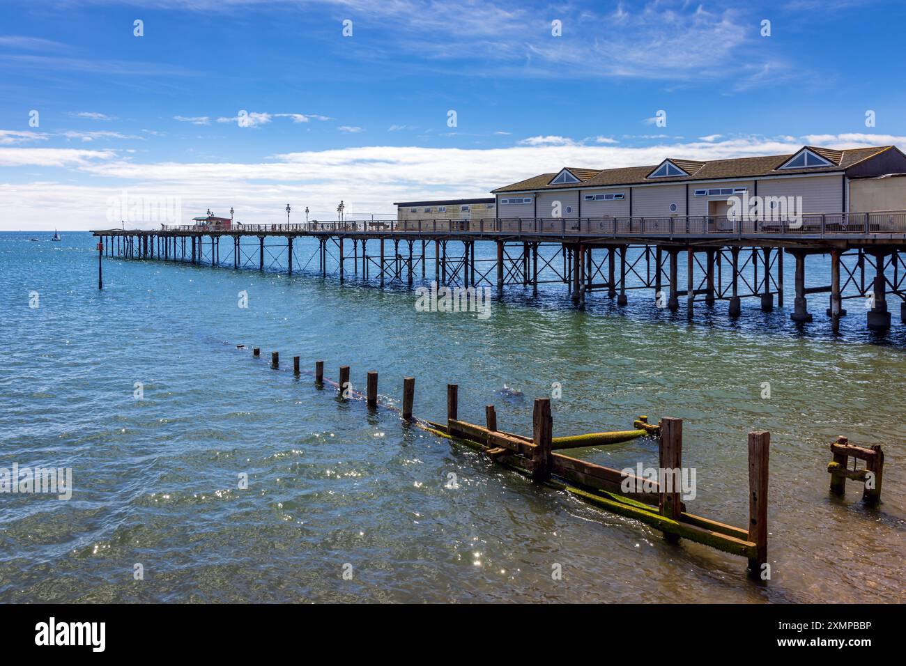 Groynes und der teilweise stillgelegte viktorianische Pier in Teignmouth in South Devon, England. Stockfoto