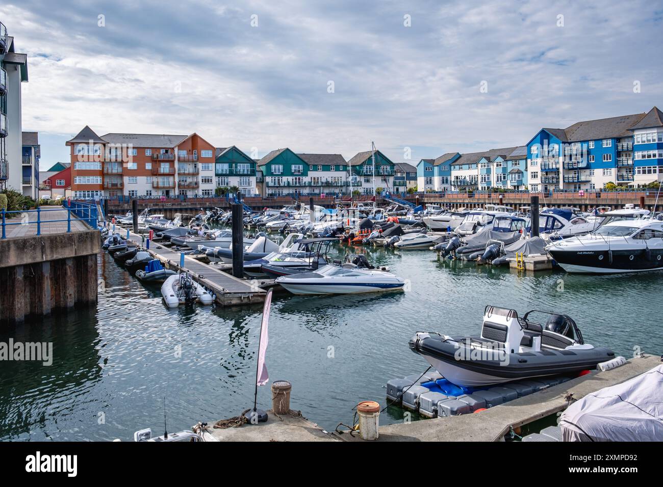 Exmouth Marina in Devon, ursprünglich ein alter Hafen an der Mündung des Flusses exe und Nor umgeben von farbenfrohen Apartments. Stockfoto