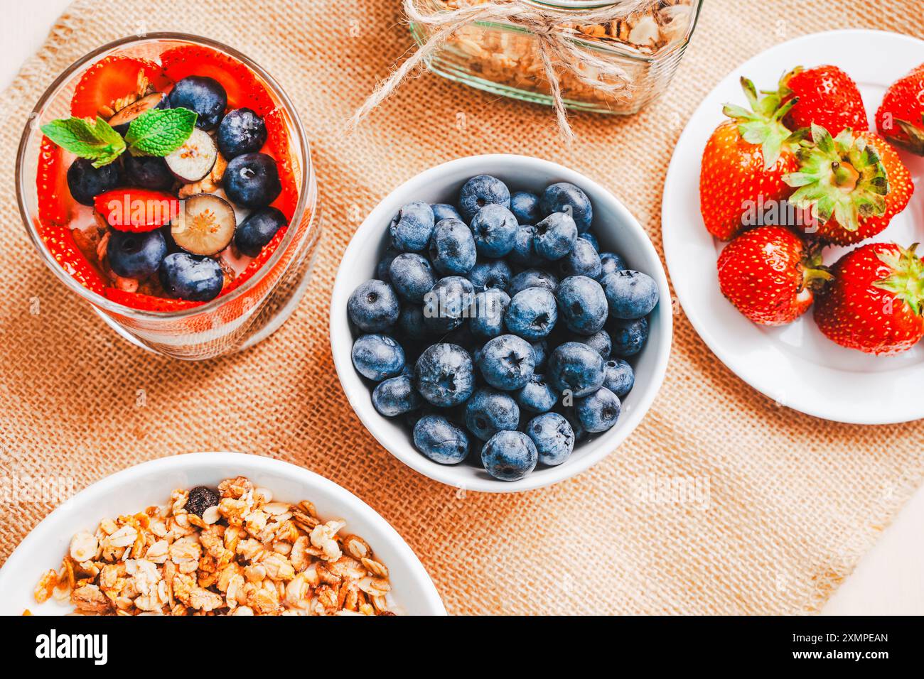 Beeren-Dessert, Parfait xs-Erdbeeren, Heidelbeeren, Joghurt und Müsli auf einer Leinenserviette. Hochwertige Fotos Stockfoto