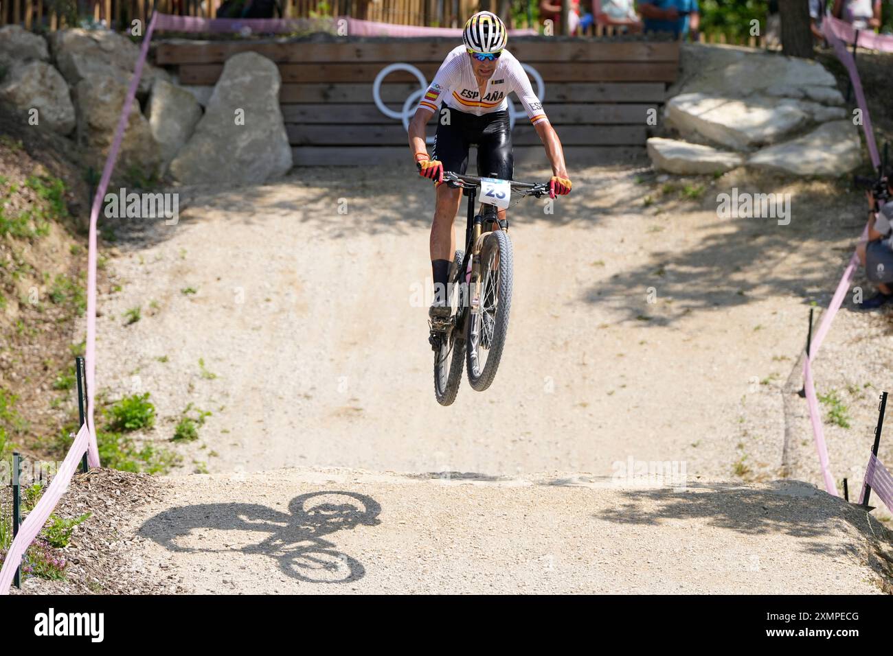 David Valero Serrano, of Spain, competes in the men's mountain bike race, at the 2024 Summer Olympics, Monday, July 29, 2024, in Elancourt, France. (AP Photo/Ricardo Mazalan). Stockfoto