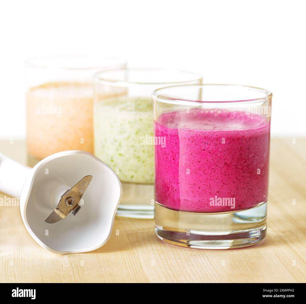 Frucht-Smoothie auf Holztisch auf weißem Hintergrund Stockfoto