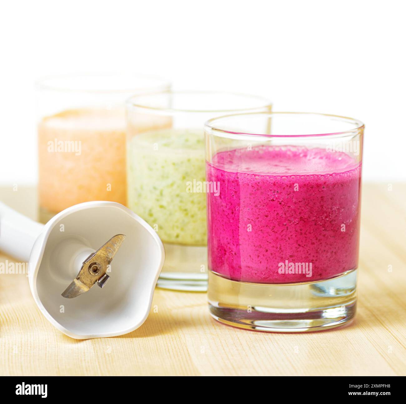 Frucht-Smoothie auf Holztisch auf weißem Hintergrund Stockfoto