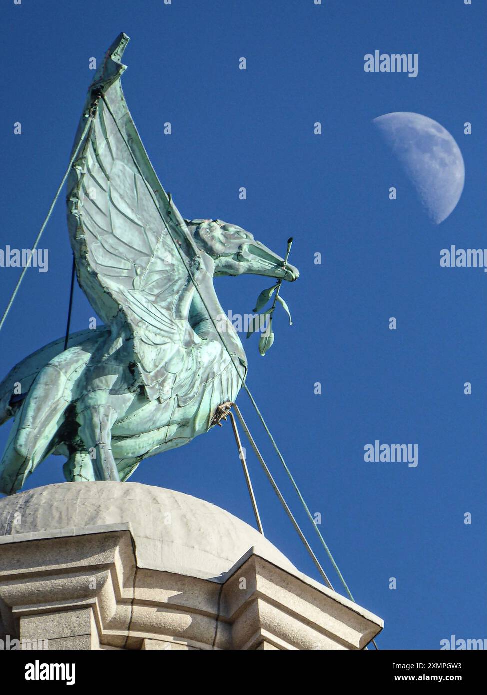 Ein Bild eines Liver Bird auf dem Liver Building in Liverpool, mit einem Halbmond am Himmel Stockfoto