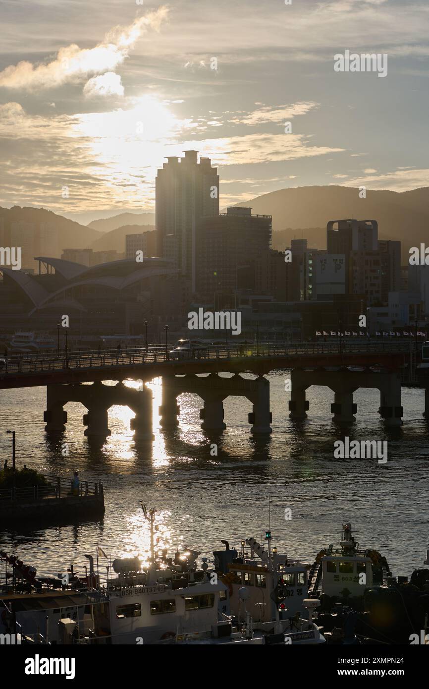 Dramatischer Sonnenuntergang über dem kleinen Fischerhafen in Busan, Südkorea Stockfoto