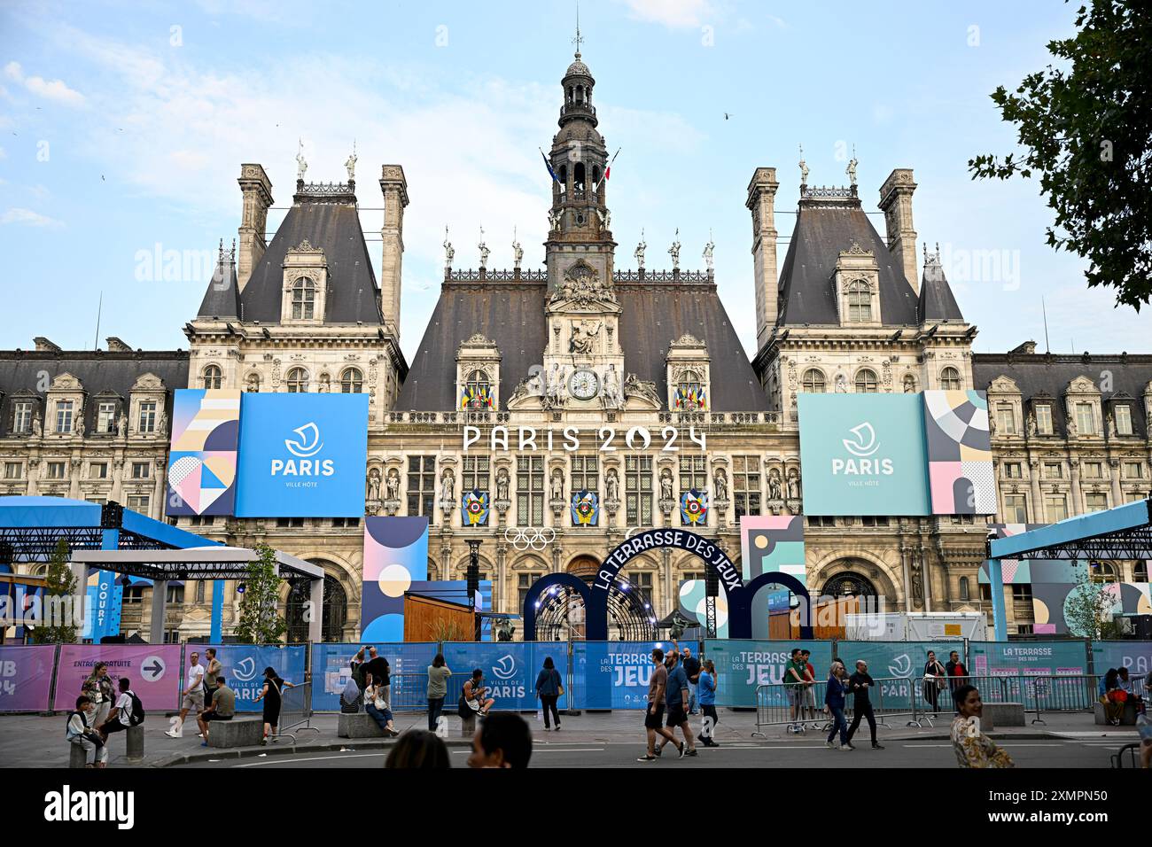 Paris (Frankreich): Das Rathaus in den Farben der Olympischen Spiele 2024 Stockfoto