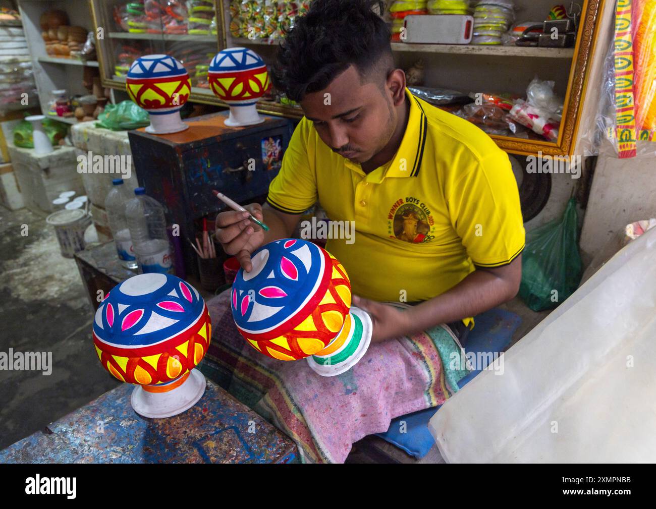 Bangladeschi hindu Mann, der einen Topf malt, Dhaka Division, Dhaka, Bangladesch Stockfoto