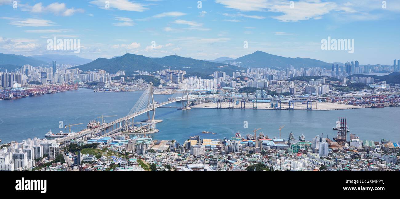 Wunderschöner Blick auf die Busan Harbor Bridge und den Hafen von Busan in Südkorea Stockfoto
