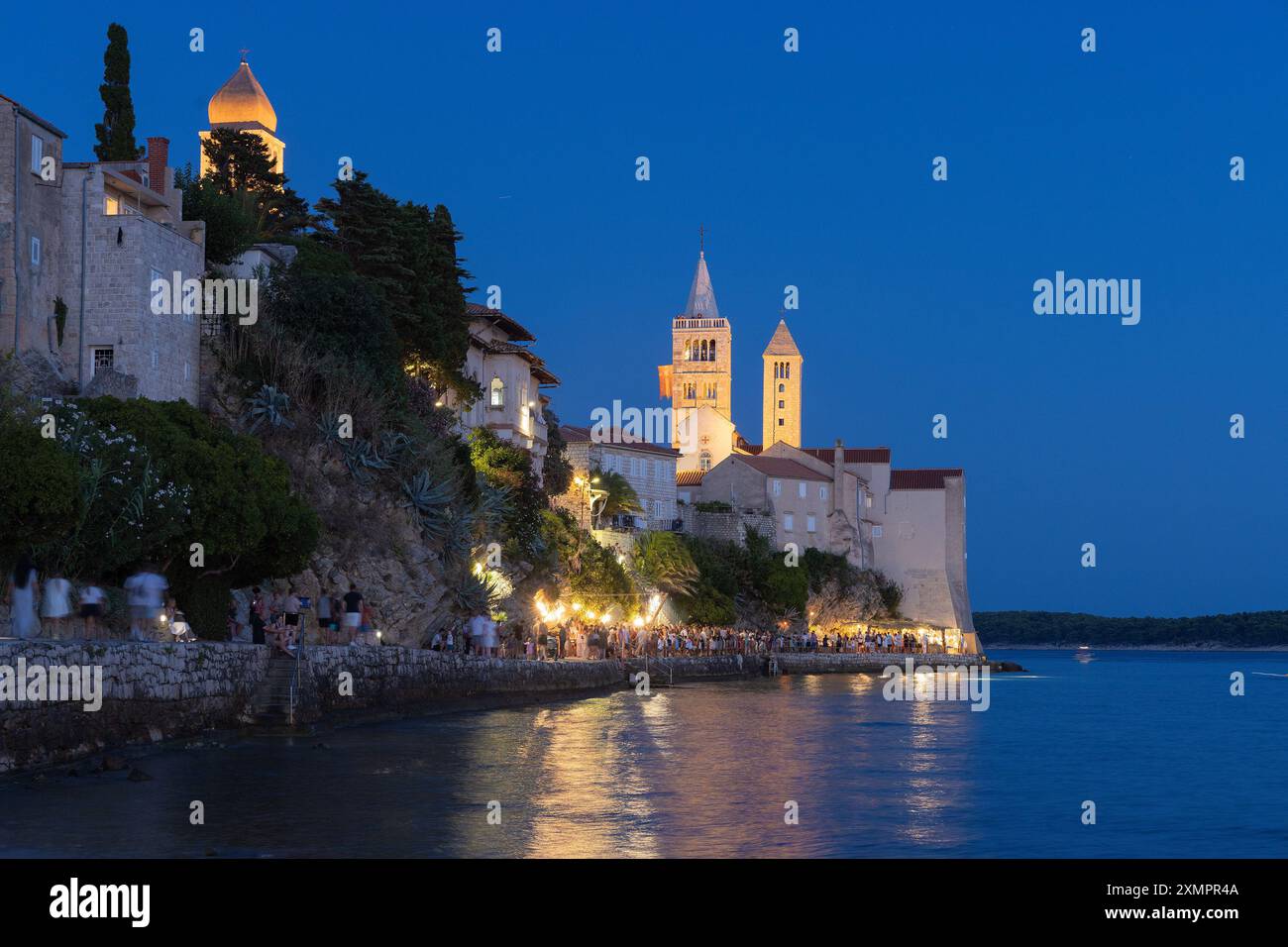 Die Altstadt von Rab, in der Abenddämmerung, die Adria in Kroatien Stockfoto