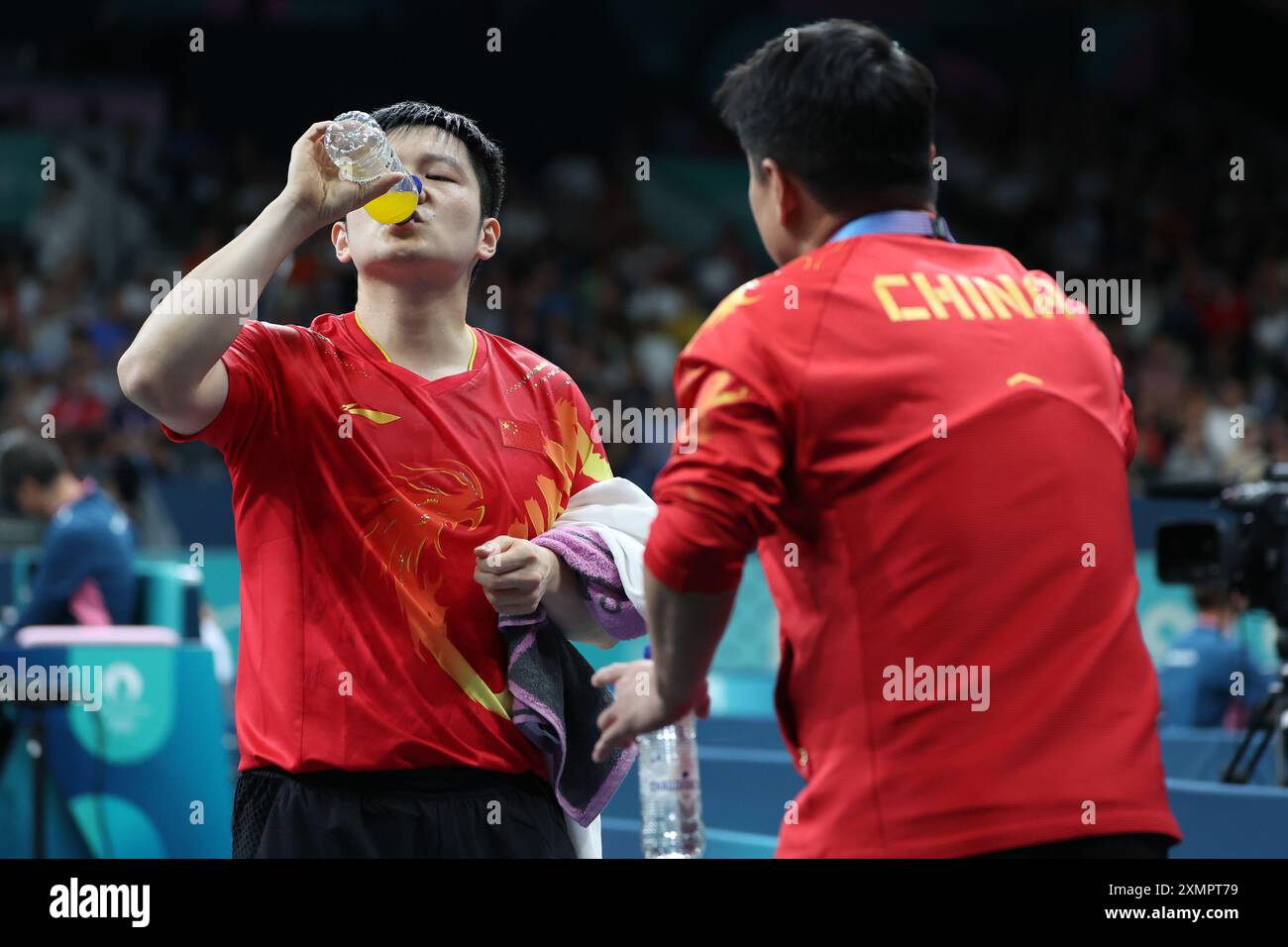 Paris, Frankreich. Juli 2024. Der chinesische Trainer Wang Hao leitet Fan Zhendong während des Tischtennisspiels 64 zwischen Fan Zhendong aus China und Yaroslav Zhmudenko aus der Ukraine bei den Olympischen Spielen 2024 in Paris, Frankreich, am 29. Juli 2024. Quelle: Liu Xu/Xinhua/Alamy Live News Stockfoto