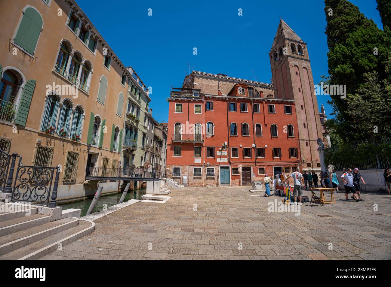 Venedig, Italien - 5. Juni 2024: Piazza Venedig mit Souvenirstand und Glockenturm. Stockfoto