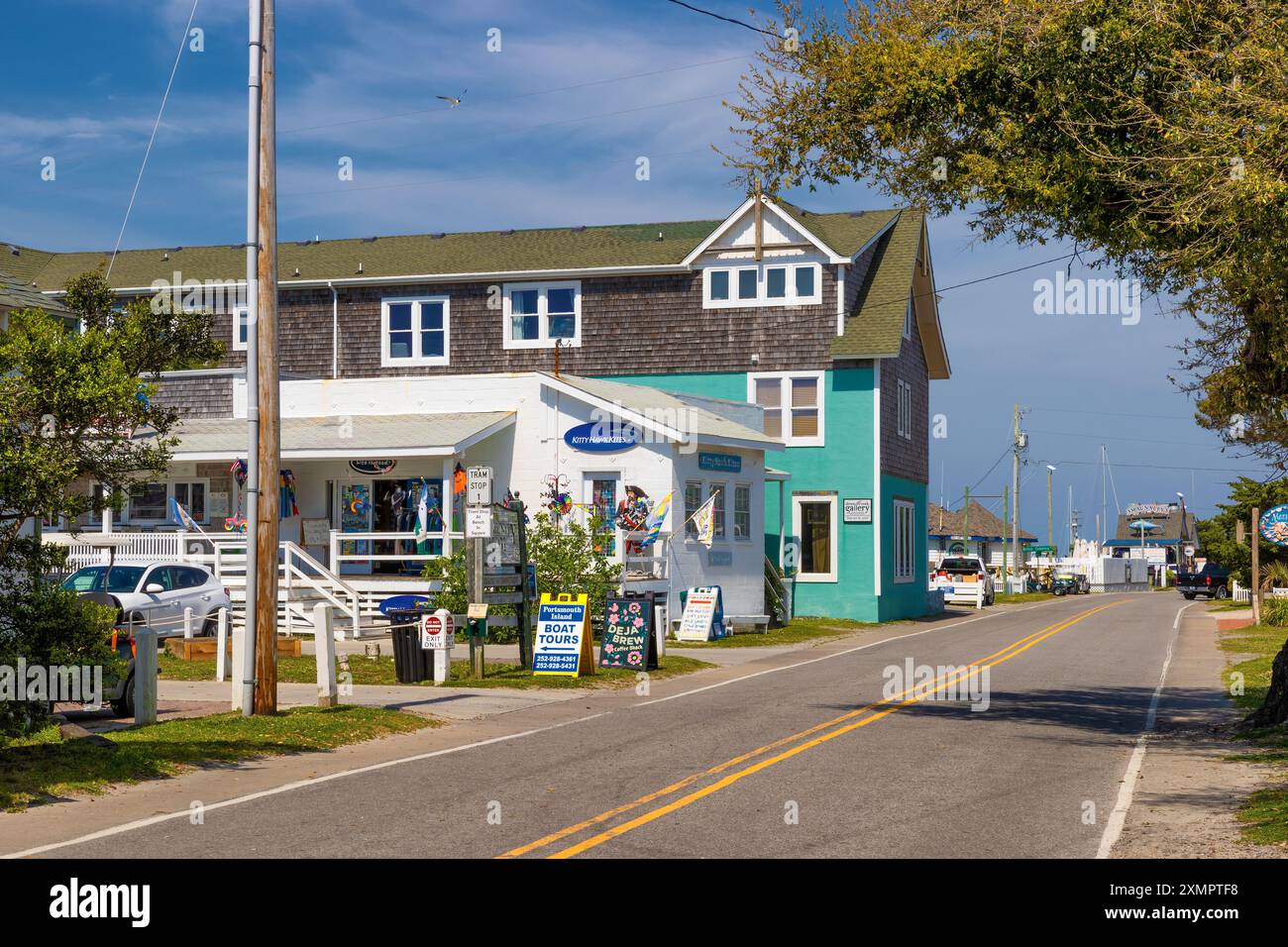 Ocracoke Island, Outer Banks, North Carolina, USA - 16. April 2024: Unternehmen säumen die Straße entlang des Hafens der Insel Stockfoto