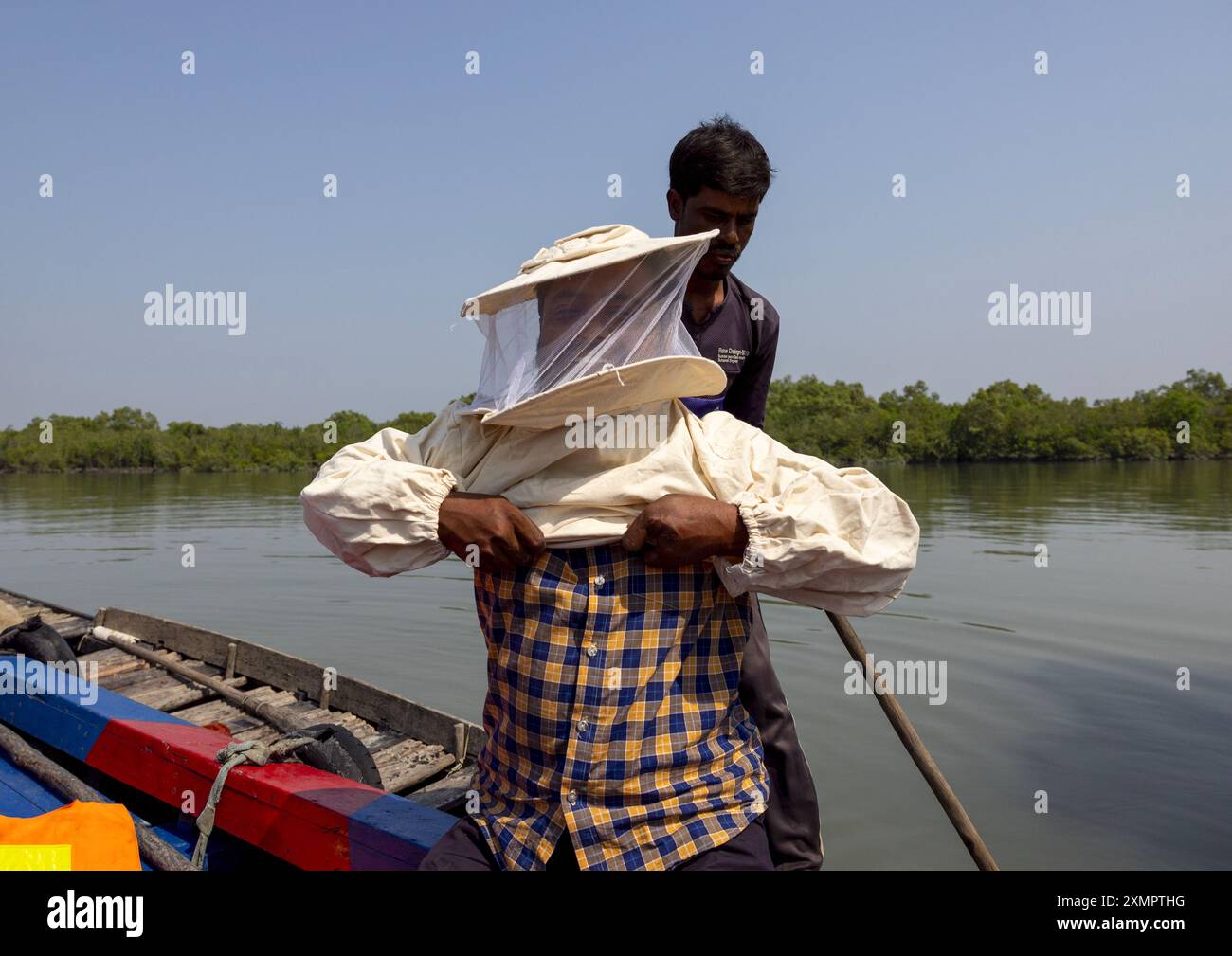 Imker, die Arbeitskleidung tragen, um Honig in der Mangrove, Khulna Division, Shyamnagar, Bangladesch zu sammeln Stockfoto