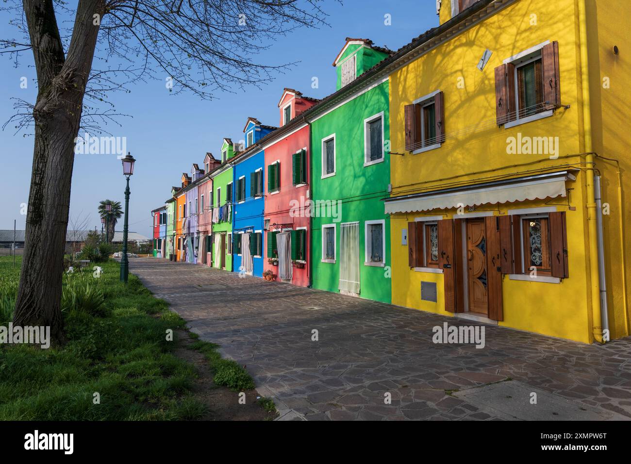 Eine Reihe von bunten Häusern auf der Insel Burano in der Lagune von Venedig, Italien. Stockfoto