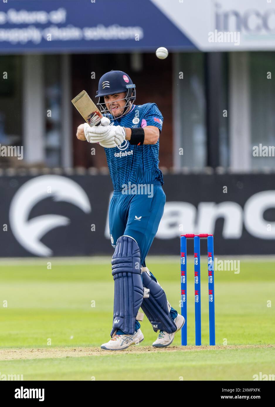 Joe Cracknell schlägt für Middlesex in einem Metro Bank Cup-Spiel zwischen Derbyshire und Middlesex Stockfoto