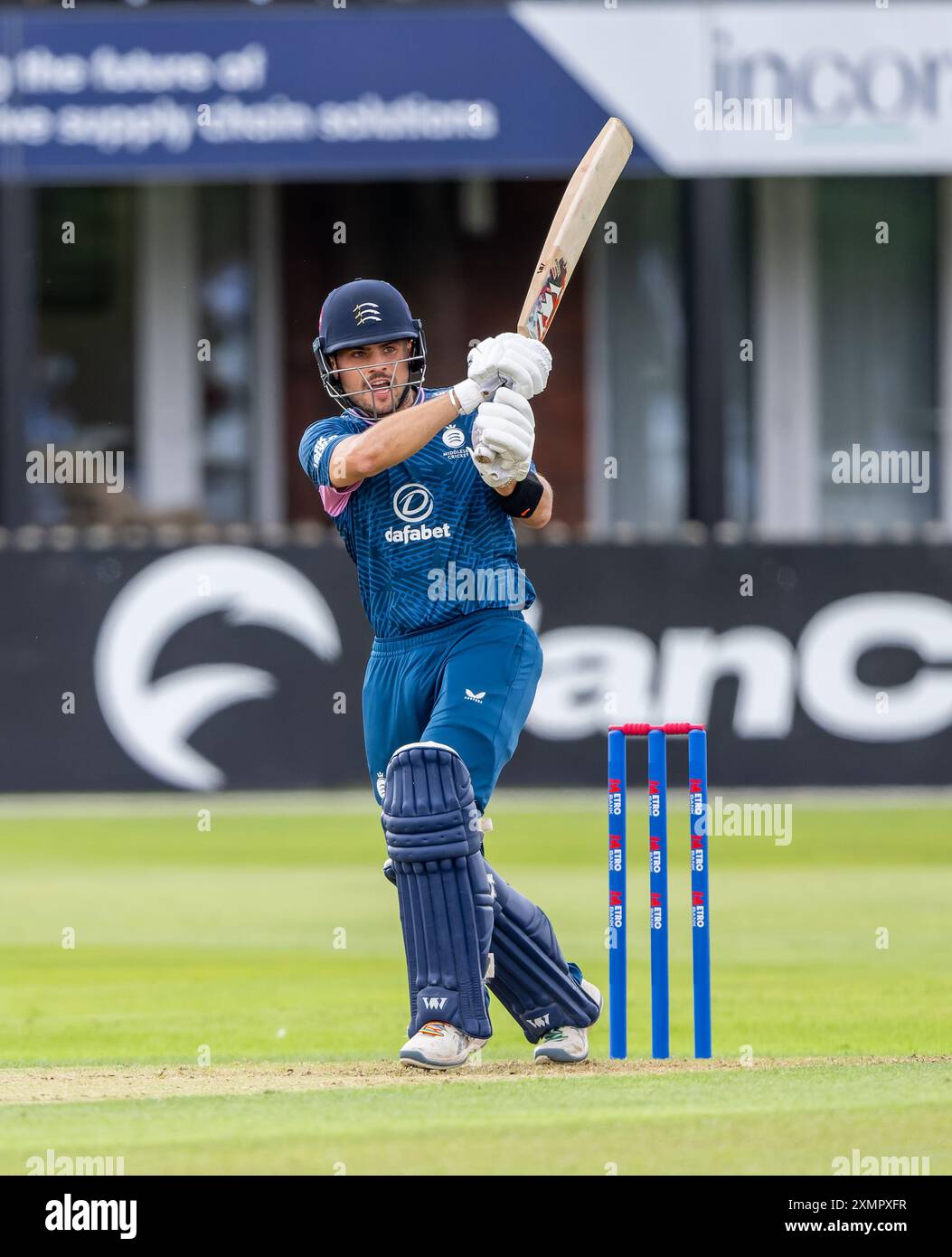 Joe Cracknell schlägt für Middlesex in einem Metro Bank Cup-Spiel zwischen Derbyshire und Middlesex Stockfoto