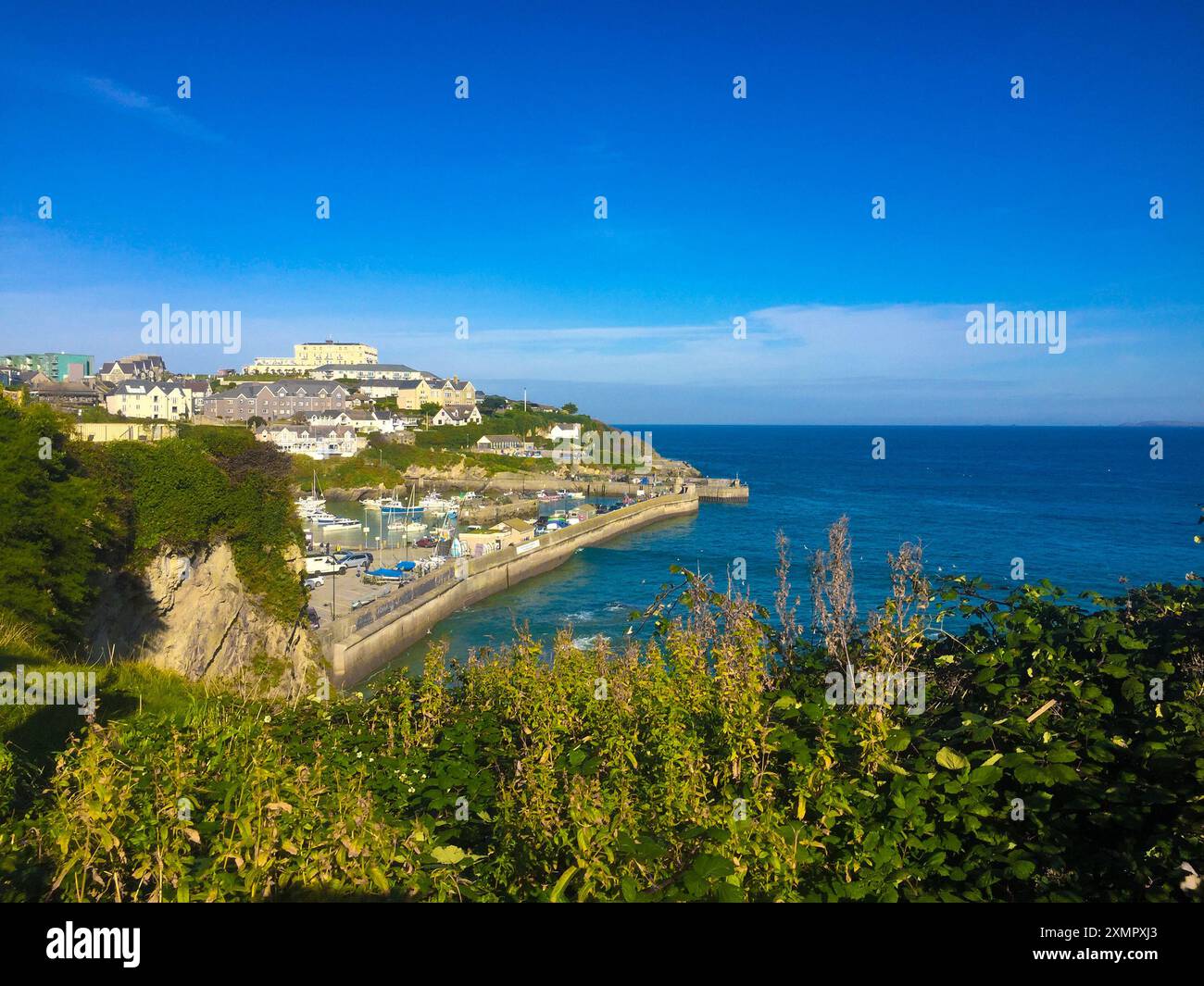 Blick auf den Hafen von Newquay und den Atlantischen Ozean. Stockfoto