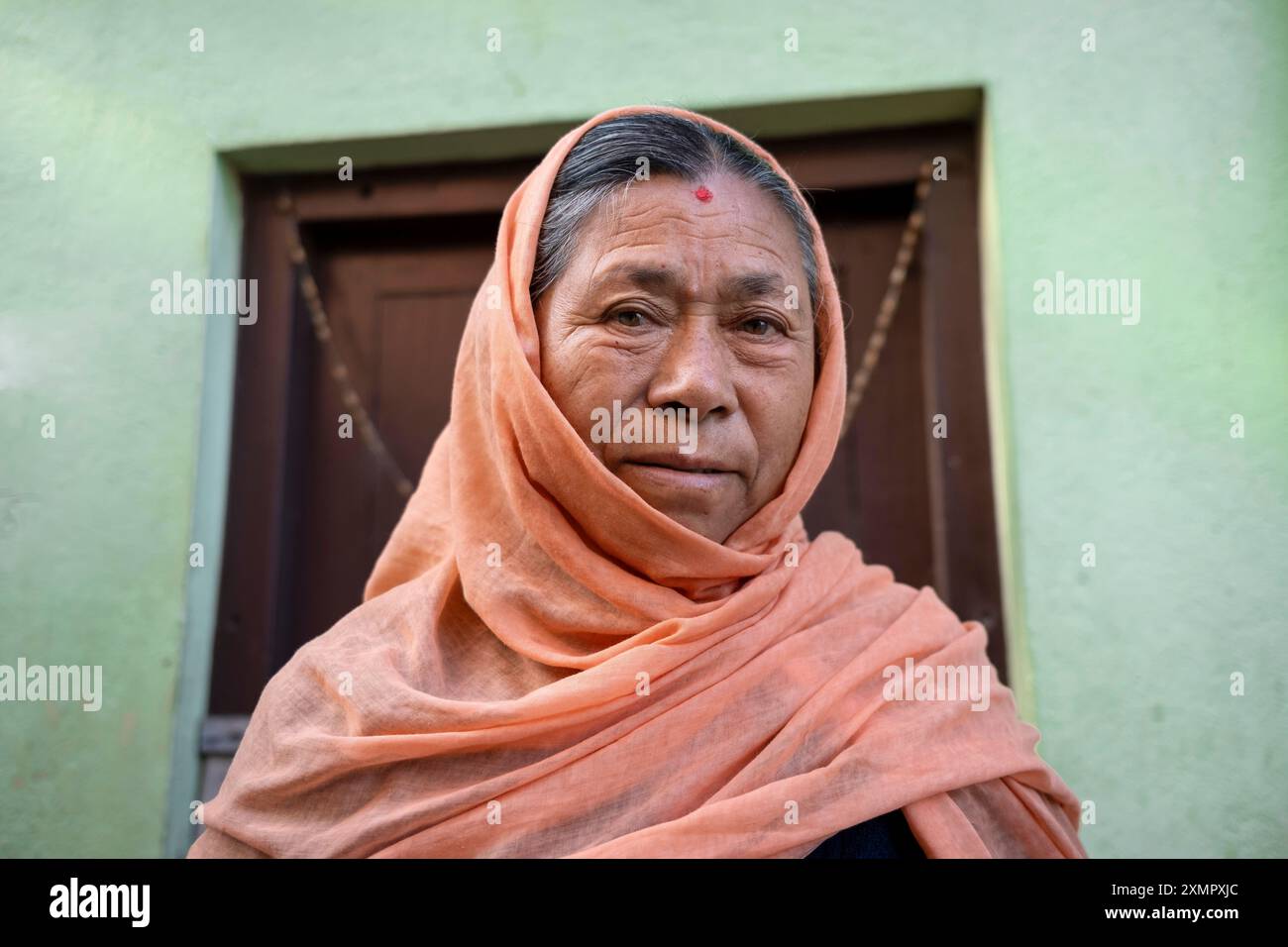 Eine Frau mit soll posiert draußen in den Straßen von Thimi, Kathmandu, Nepal Stockfoto