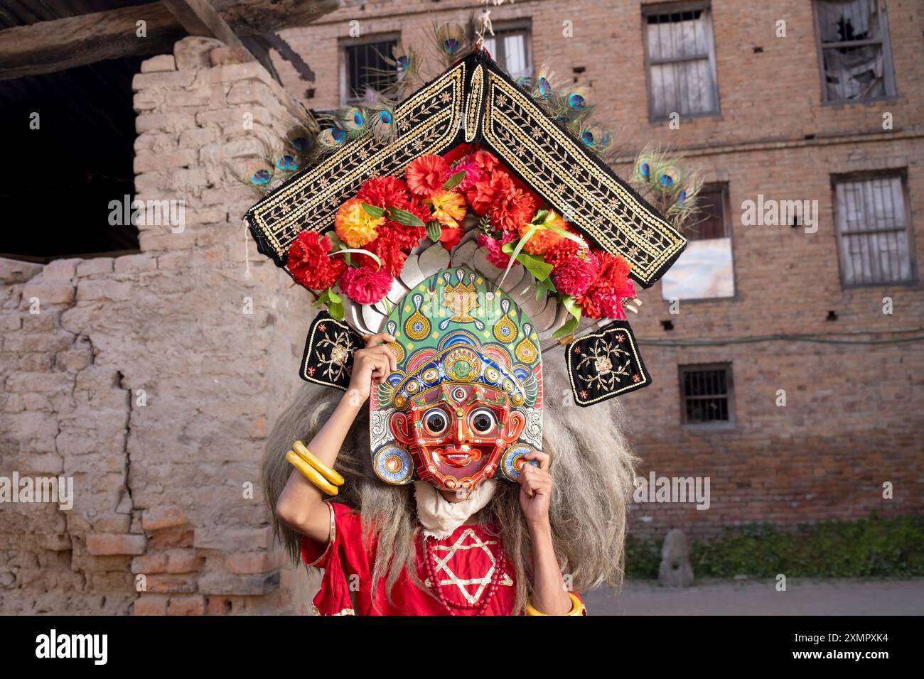 Der traditionelle Tänzer Sroj Dilpakar, 22 Jahre alt, trägt eine Maske, die den Gott Mhakali während des Newari Neujahrsfestes Bhaktapur, Kathmandu, Nepal darstellt Stockfoto