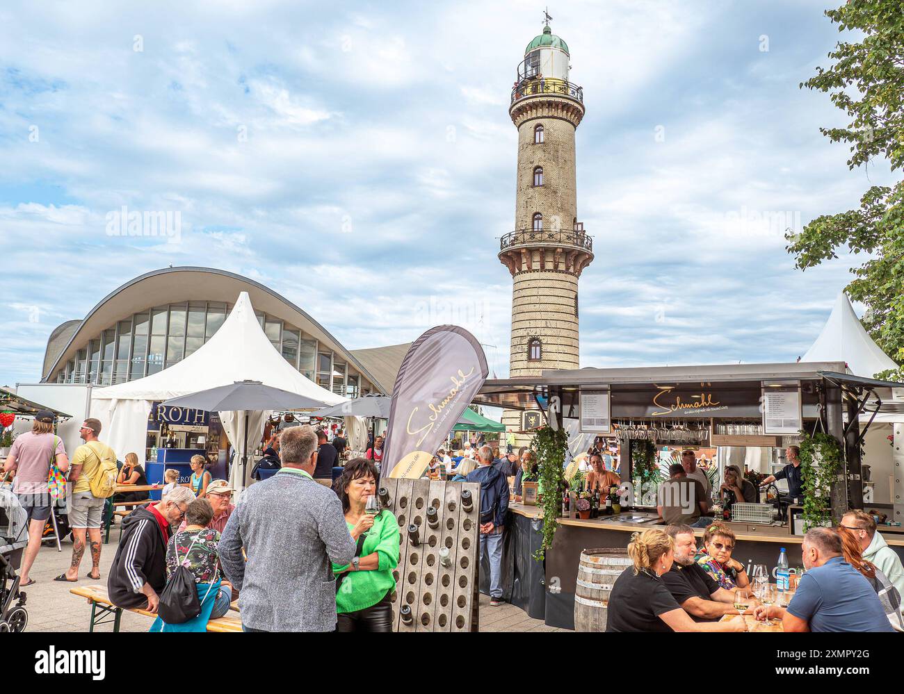 5. Warnemünder Weinfest am Leuchtturm - 27.07.2024: Das 5. Warnemünder Weinfest vom 24. bis 28,07 verwandelte das Areal am Leuchtturm in einem Winzerdorf. Mit 18 Anbietern, darunter acht Winzern aus den renommierten deutschen Weinregionen nahe, Rheinland-Pfalz, Rheinhessen, Rheingau und der Mosel, war das fest so vielfältig wie nie zuvor, so der Initiator Heiko lange, Chef der Agentur Highlights Event Management MV. Foto v. 27.07.2024 Rostock am Leuchtturm Mecklenburg-Vorpommern Deutschland *** 5 Warnemünder Weinfest am Leuchtturm 27 07 2024 das 5 Warnemünder Weinfest vom 24. bis 28. 0 Stockfoto