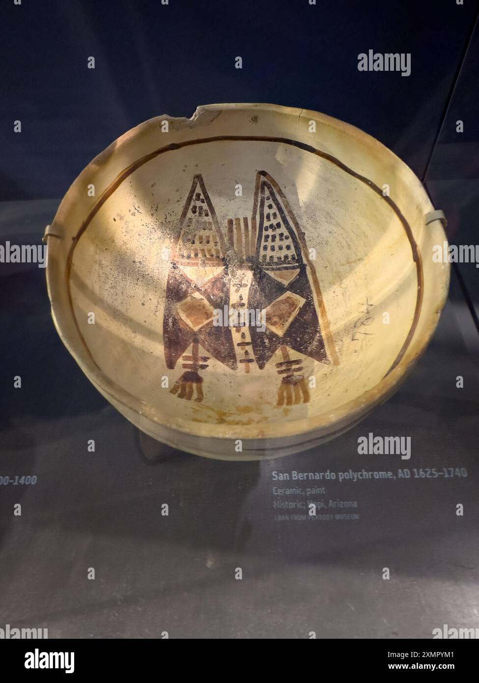 Einheimische amerikanische Keramikkeramik im Natural History Museum of Utah, Salt Lake City. San Bernardo polychrome Keramikschale, 1625–1740 AD. Hopi. Stockfoto