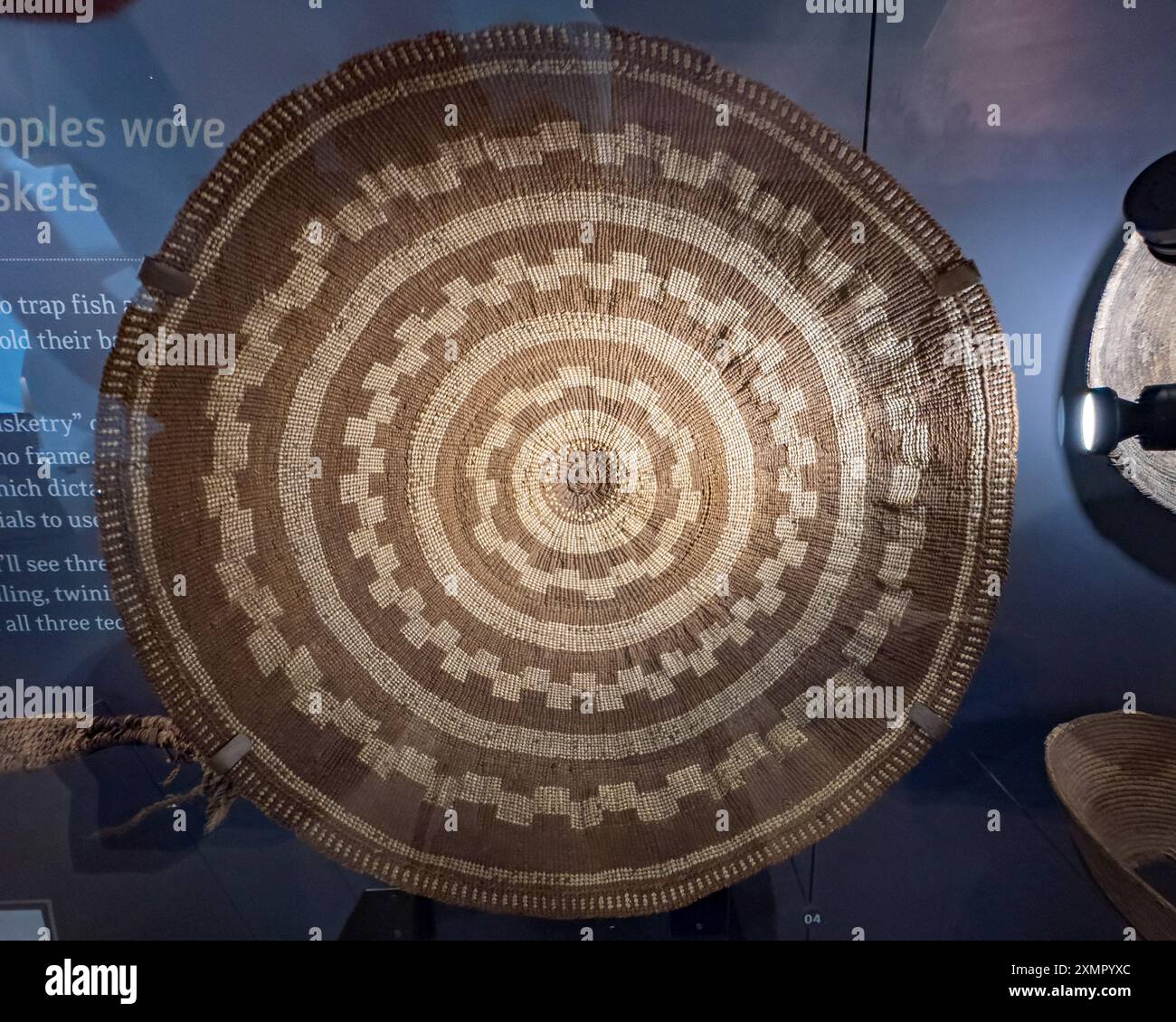 Ein einheimischer Lagerkorb aus Nordkalifornien. Natural History Museum of Utah. Hergestellt aus Weiden, gefärbtem Farn und Bärengras. Stockfoto