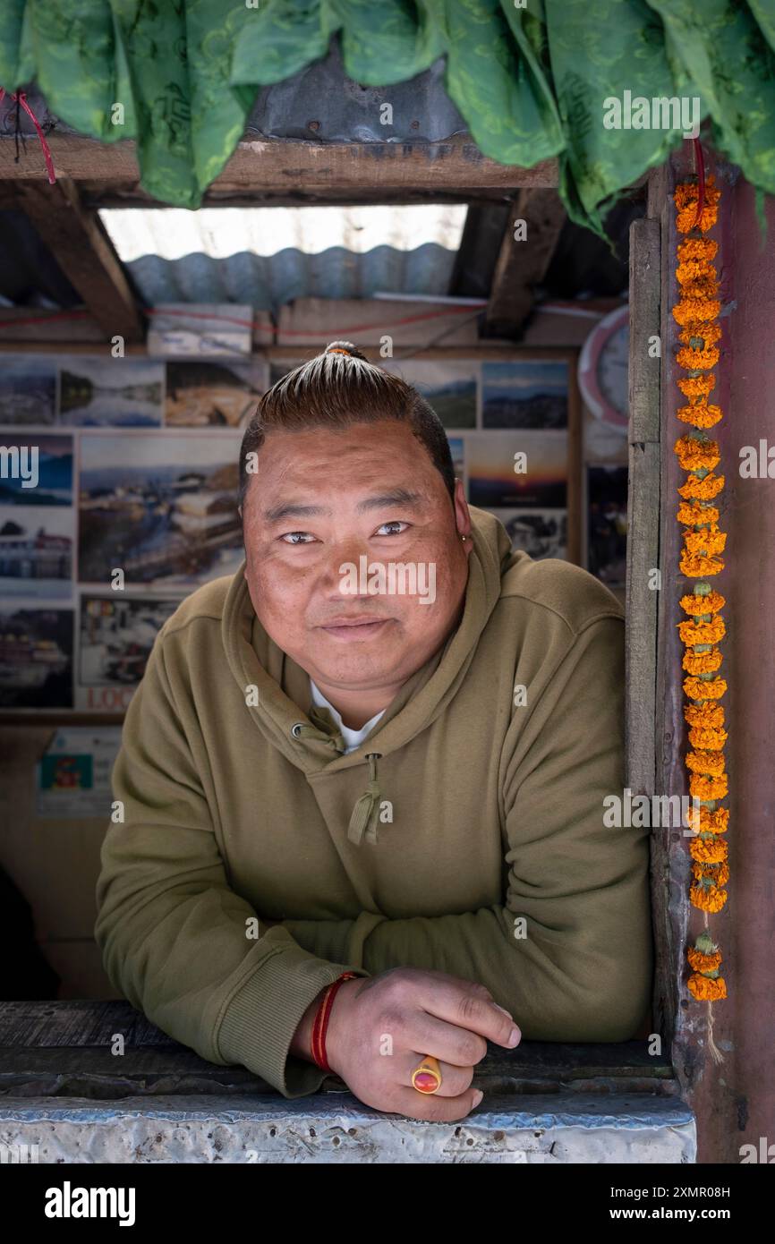 Porträt eines Mannes, der in einem Straßenladen in Darjeeling, Westbengalen, Indien, Asien arbeitet Stockfoto