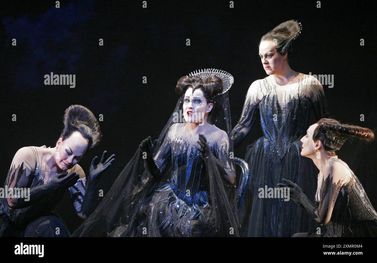 l-r: Yvonne Howard (Third Lady), Anna-Kristiina Kaappola (Königin der Nacht), Gillian Webster (First Lady), Clarissa Meek (Second Lady) in DIE ZAUBERFLOTE von Mozart an der Royal Opera, Covent Garden, London WC2 14/02/2005 Musik: Wolfgang Amadeus Mozart Libretto: Emanuel Schikaneder Dirigent: Charles Mackerras Design: John F Macfarlane Beleuchtung: Paule Constable Choreograf: Leah Hausman Originalregisseur: David McVicar Stockfoto