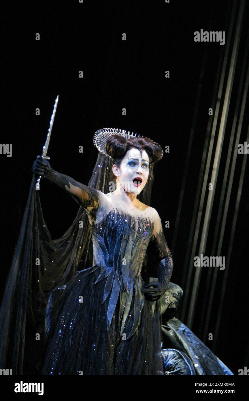 Anna-Kristiina Kaappola (Königin der Nacht) in DIE ZAUBERFLOTE von Mozart an der Royal Opera, Covent Garden, London WC2 14/02/2005 Musik: Wolfgang Amadeus Mozart Libretto: Emanuel Schikaneder Dirigent: Charles Mackerras Design: John F Macfarlane Beleuchtung: Paule Constable Choreograf: Leah Hausman Original Regisseur: David McVicar Stockfoto