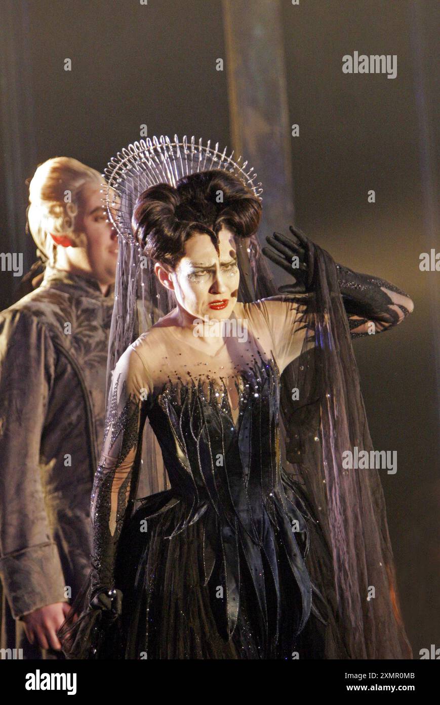 Anna-Kristiina Kaappola (Königin der Nacht) in DIE ZAUBERFLOTE von Mozart an der Royal Opera, Covent Garden, London WC2 14/02/2005 Musik: Wolfgang Amadeus Mozart Libretto: Emanuel Schikaneder Dirigent: Charles Mackerras Design: John F Macfarlane Beleuchtung: Paule Constable Choreograf: Leah Hausman Original Regisseur: David McVicar Stockfoto