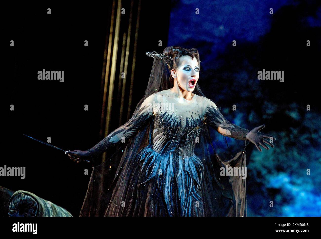 Anna Siminska (Königin der Nacht) in DIE ZAUBERFLOTE von Mozart an der Royal Opera, Covent Garden, London WC2 23/02/2015 Musik: Wolfgang Amadeus Mozart Libretto: Emanuel Schikaneder Dirigent: Cornelius Meister Design: John Macfarlane Beleuchtung: Paule Constable Choreograf: Leah Hausman Original Regisseur: David McVicar Stockfoto