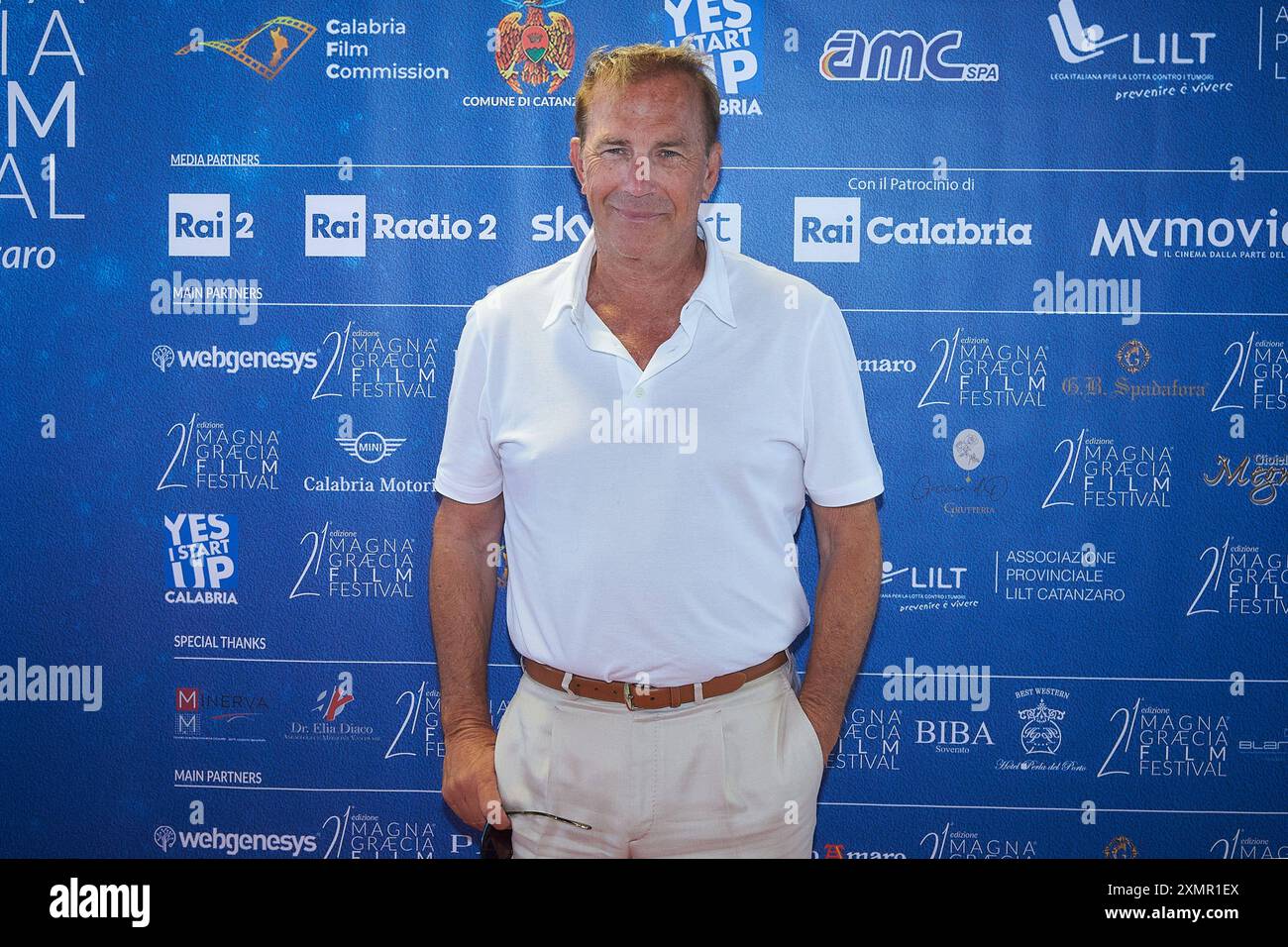 News - Kevin Costner in Kalabrien Kevin Costner beim Magna Grecia Film Festival während Kevin Costner in Kalabrien, News in Catanzaro, Italien, 29. Juli 2024 Catanzaro Regional Headquarters Catanzaro Italien Copyright: XAntonioxMoniacix/xLiveMediax LPN 1460792 Stockfoto