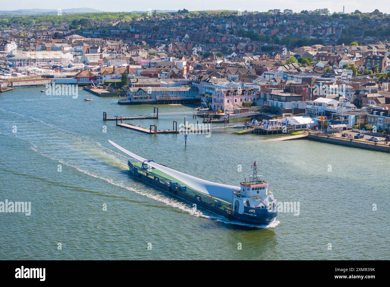 Wind Turbine Blade auf einem Schiff, das durch den Hafen von Cowes auf der Isle of Wight fährt Stockfoto