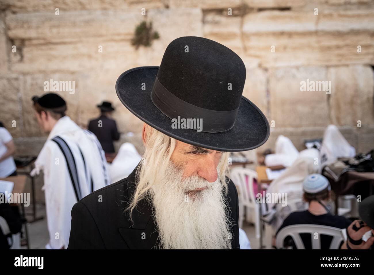 26. Juli 2024, Jerusalem, Israel: Ein männlicher jüdischer Anbeter verlässt die Männerseite der Westmauer. Die Westmauer, auch bekannt als Klagemauer im Westen und Al-Buraq-Mauer im Islam, ist ein Pilgerziel für jüdische Gläubige. Es befindet sich in der Altstadt von Jerusalem und ist ein Teil der Stützmauer des Tempelbergs. Eine Metallwand teilte das Gebiet in zwei Teile auf: Männer auf der linken und Frauen auf der rechten Seite. Den ganzen Tag über besuchen jüdische Gläubige die Stätte, um zu beten, die heiligen Bücher der Thora zu lesen und Papiernotizen in den Rissen der Mauer zu hinterlassen. Das ganze Gebiet wird von israelischen Soldaten überwacht Stockfoto