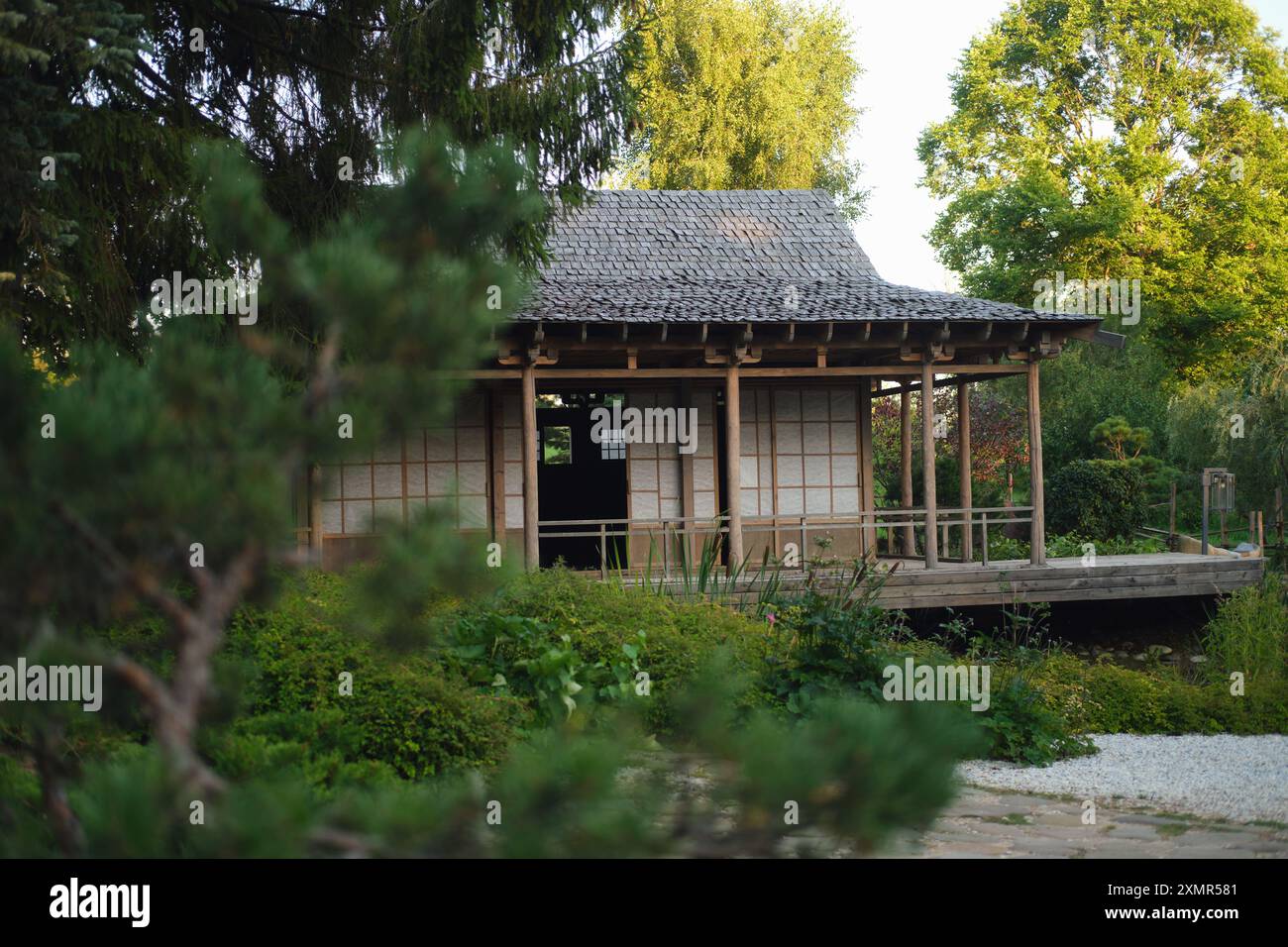 Traditionelles japanisches Teehaus in einer ruhigen Gartenanlage mit üppigem Grün und Holzstruktur. Zen- und Tranquility-Konzept für Design und Druck Stockfoto