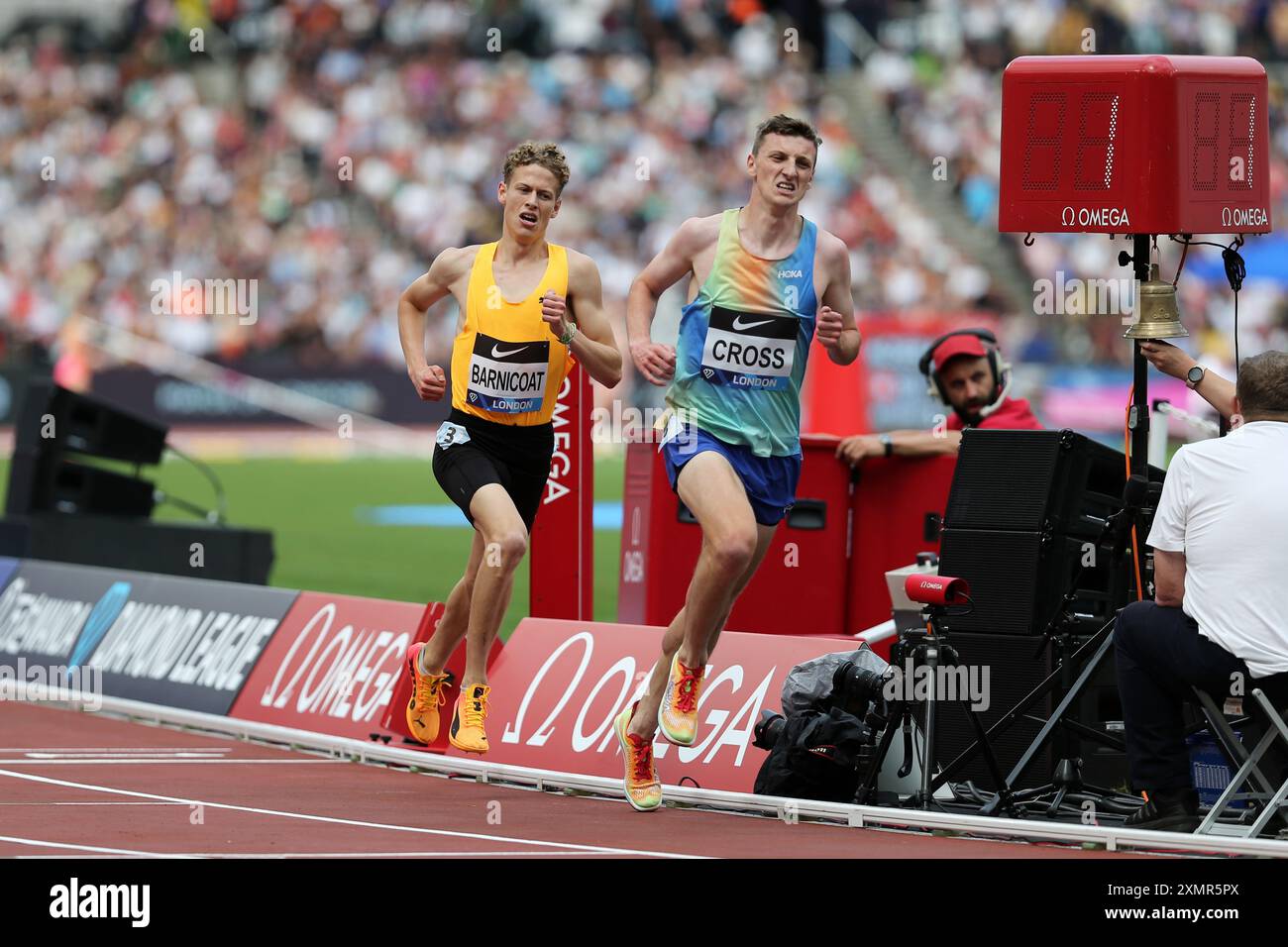 Ellis CROSS (Großbritannien), will BARNICOAT (Großbritannien), auf der letzten Runde im 3000-m-Finale der Männer beim 2024, IAAF Diamond League, London Stadium, Queen Elizabeth Olympic Park, Stratford, London, UK. Stockfoto