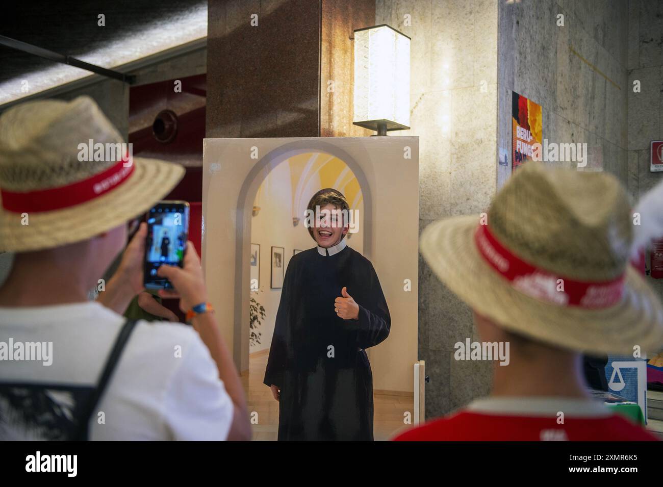 Italien, Rom, Vatikan, 29.07.2024.Junge Chirichetti kommen zur 13. Internationalen Pilgerreise der Ministerien in Rom am Istituto Maria SS. Bambina-Foto von Alessia Giuliani/Catholic Press Foto BESCHRÄNKT AUF REDAKTIONELLE VERWENDUNG - KEIN MARKETING - KEINE WERBEKAMPAGNEN Stockfoto