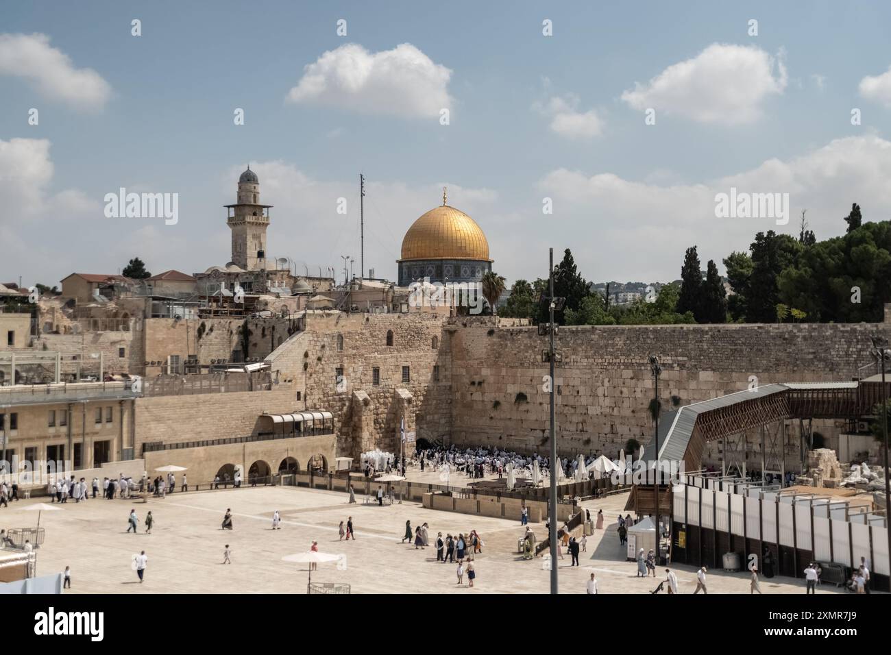 Allgemeine Ansicht der Westmauer. Die Westmauer, auch bekannt als Klagemauer im Westen und Al-Buraq-Mauer im Islam, ist ein Pilgerziel für jüdische Gläubige. Es befindet sich in der Altstadt von Jerusalem und ist ein Teil der Stützmauer des Tempelbergs. Eine Metallwand teilte das Gebiet in zwei Teile auf: Männer auf der linken und Frauen auf der rechten Seite. Den ganzen Tag über besuchen jüdische Gläubige die Stätte, um zu beten, die heiligen Bücher der Thora zu lesen und Papiernotizen in den Rissen der Mauer zu hinterlassen. Das ganze Gebiet wird von israelischen Soldaten überwacht. (Foto: Matteo Placucci/SOPA Images/SIPA USA) Stockfoto