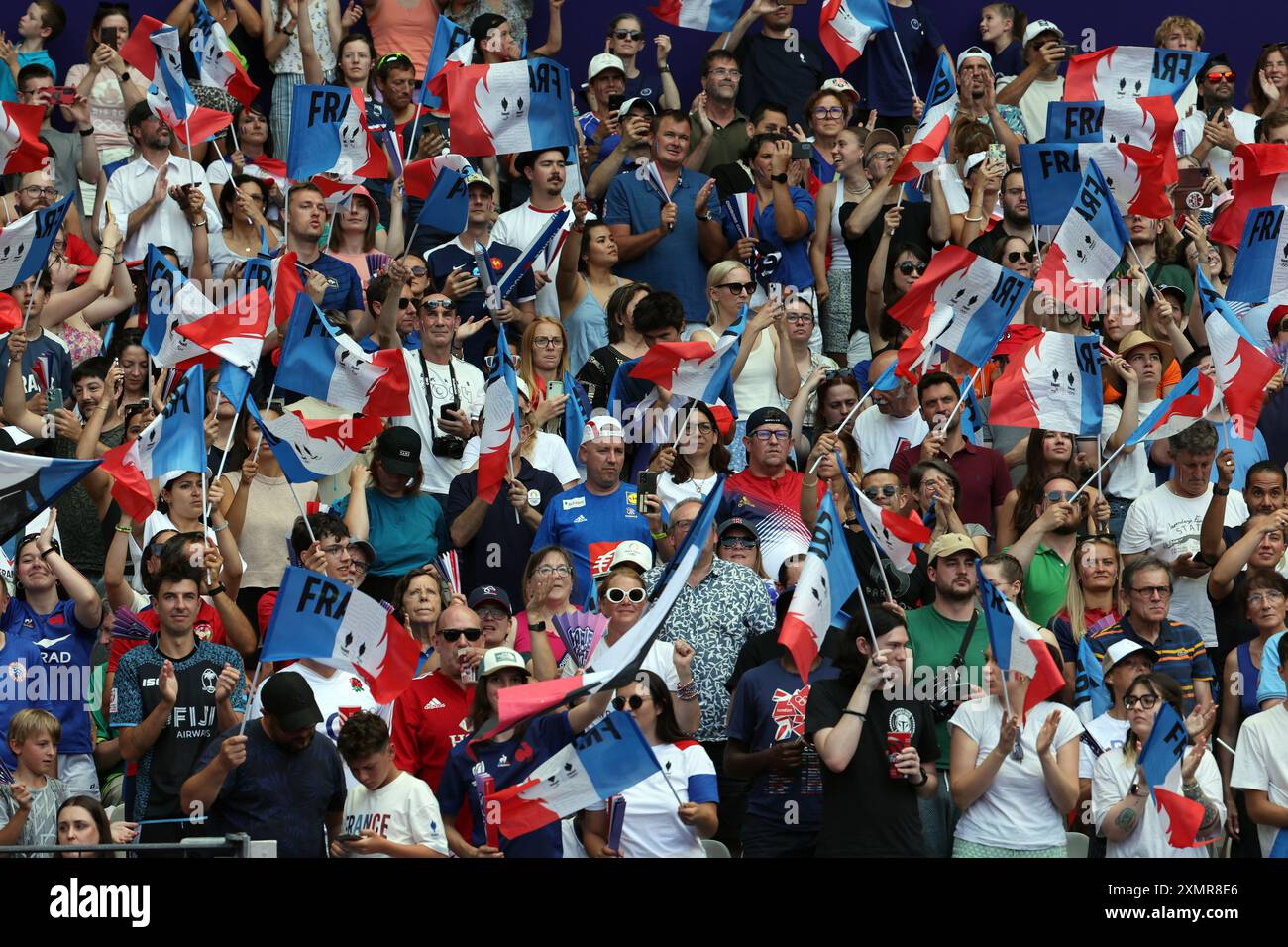 Paris, Frankreich. Juli 2024. Die französischen Fans feuern ihre Mannschaft beim Spiel France vs USA Women Rugby Seven beim Fechten-Wettbewerb 2024 im Stade de France in Saint Denis, nördlich von Paris, Frankreich, am Montag, den 29. Juli an. 2024. Foto: Maya Vidon-White/UPI Credit: UPI/Alamy Live News Stockfoto