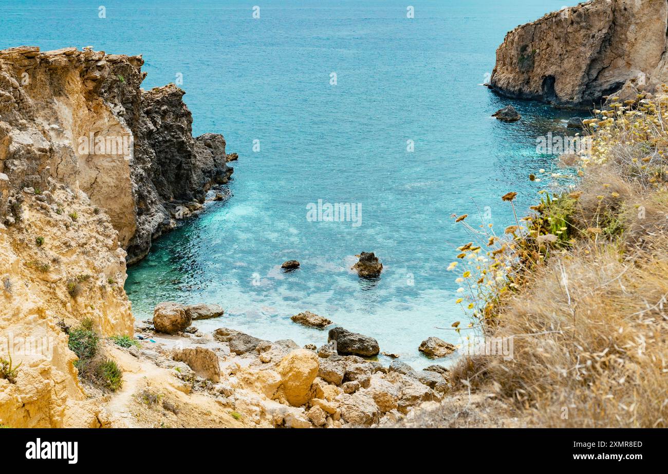 Wunderschöne felsige Küste mit klarem blauem Wasser und natürlicher Vegetation. Perfekte Kulisse für Naturliebhaber und diejenigen, die Ruhe suchen. Stockfoto