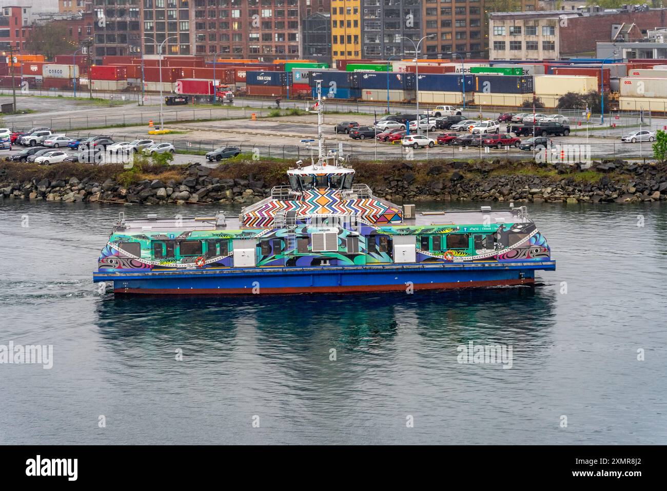 Vancouver, BC, Kanada - 25. April 2024: Ein SeaBus-Passagierfährschiff, das im Hafen von Vancouver in der Innenstadt von Vancouver, British Columbia, Kanada ankommt. Stockfoto