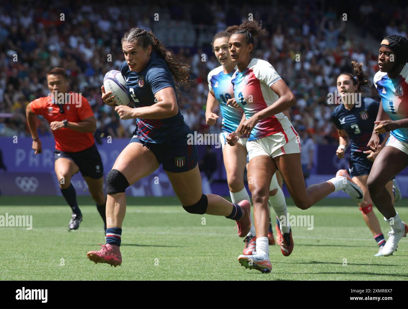 Paris, Frankreich. Juli 2024. Ilona Maher aus den USA läuft am Montag, den 29. Juli, um einen Versuch während des Spiels France vs USA Women Rugby Seven beim Fechten-Wettbewerb der Olympischen Sommerspiele 2024 im Stade de France in Saint Denis, nördlich von Paris, zu erzielen. 2024. Foto: Maya Vidon-White/UPI Credit: UPI/Alamy Live News Stockfoto