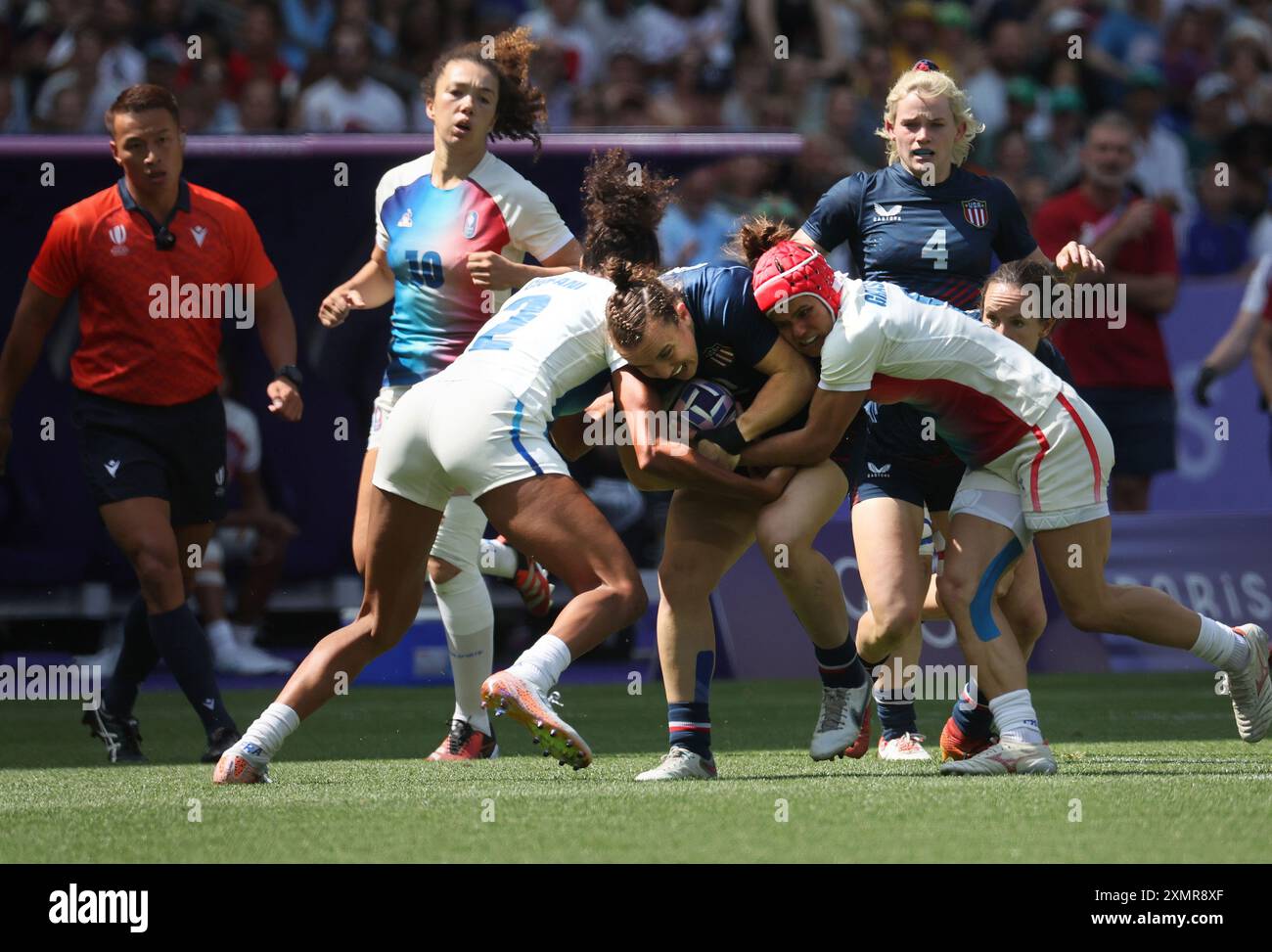 Paris, Frankreich. Juli 2024. Kristi Kirshe aus den USA wird von französischen Rivalen während des Women Rugby Seven Matches beim Fechten der Olympischen Sommerspiele 2024 im Stade de France in Saint Denis, nördlich von Paris, am Montag, den 29. Juli, gequetscht. 2024. Foto: Maya Vidon-White/UPI Credit: UPI/Alamy Live News Stockfoto